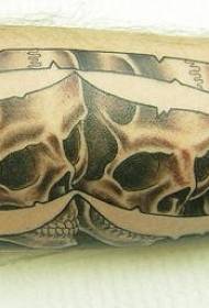 하트 모양의 두개골 검은 색과 회색 문신 패턴