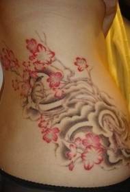 flor de color vermell costellat lateral i núvols favorables patró de tatuatge en estil xinès