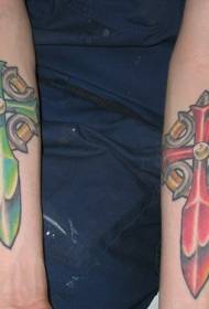 Patrón de tatuaje de brazo rojo y verde cruz