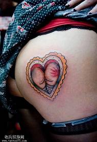 kalp şeklinde boyalı küçük grafik dövme deseni