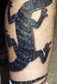 Patrón de tatuaje de réptil negro realista