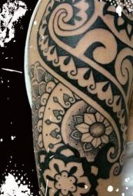 Duży czarny ładny wzór tatuażu Maorysów