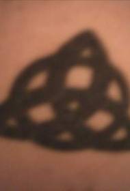 Trefoil sort tatoveringsmønster