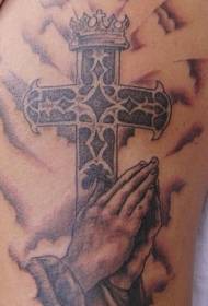 ဆုတောင်းခြင်းလက်နှင့် Cross Crown Tattoo ပုံစံ
