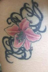 motif de tatouage lys rose et vigne noire