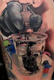 verre coloré de style réaliste avec un motif de tatouage à la main noire