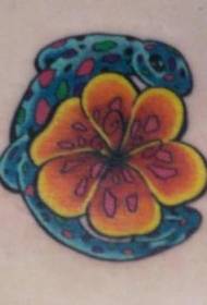 dzelteni ziedi ar zilu mazu ķirzakas tetovējuma modeli
