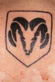 musta lampaan pään symboli tatuointi malli