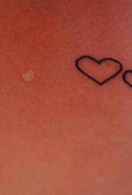 dvije crne linije u obliku tetovaže u obliku srca