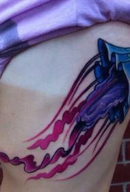 tatuaj de meduze cu aspect bun pe coaste