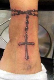 Rosário de braço preto e cruz padrão de tatuagem