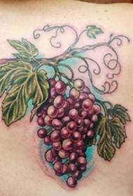 lila Trauben Tattoo-Muster gibt Ihnen mehr Rätsel