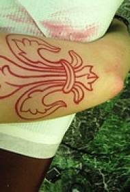rokas papildinājuma simbols sarkanās tintes tetovējums