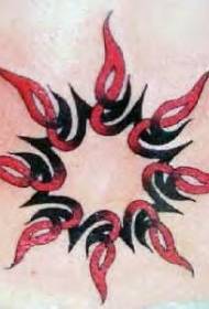 Rode en zwarte tribal zon tattoo patroon