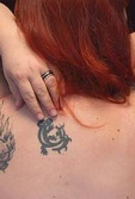 Modello di tatuaggio a forma di cuore di fiamma nera