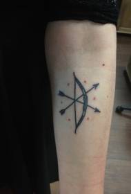 łuk i strzała z wzorem tatuażu na ramieniu z czerwoną kropką