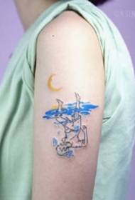 Një grup fotografish tatuazhesh të lezetshme blu të vogla në krah