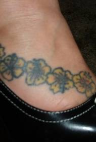 immagine del tatuaggio di ibisco giallo colore del piede