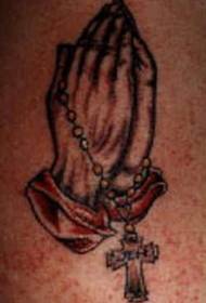 braço colorido mãos de oração com cruz padrão de tatuagem