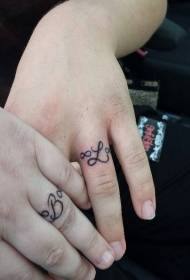 doigt noir mignon bague forme infini symbole motif de tatouage