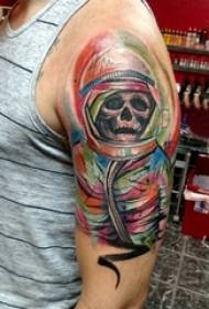garçons sur le bras peint des lignes abstraites crâne astronaute images de tatouage