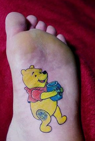 en fottecknad Winnie the Pooh-tatuering