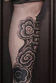 una piccola parte del disegno del tatuaggio totem che copre il polpaccio