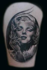preto e branco, fumar Mary Lotus Monroe retrato tatuagem padrão