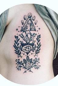 zwarte puntige doornhertattoo op de zijribben van Morgan