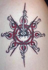အနက်နှင့်အနီရောင် Sun Totem Tattoo ပုံစံ