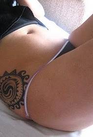 vrouwelijke taille eenvoudige zon totem tattoo