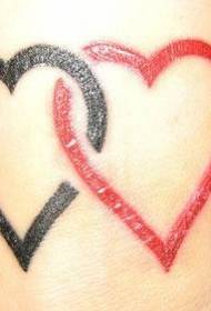 kırmızı ve siyah kalp dövme deseni