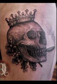 Manekenka za pušenje u crnom sivom stilu s uzorkom tetovaže s krunom