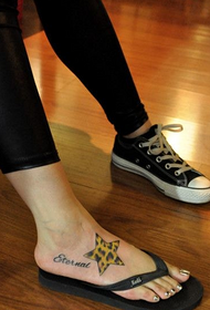 djevojačko stopalo lijepog leopardnog uzorka tetovaže s petokrakom