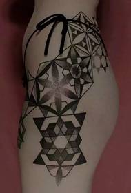 tatuatge geomètric de color negre fosc
