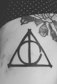 jednoduchý černý trojúhelník s kulatým vzorem tetování