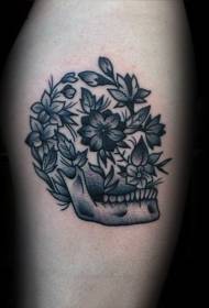 graviranje u crnom stilu i cvjetni uzorak tetovaža