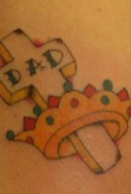 Татуировка с крестом и золотой короной