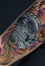 Alternatywne tatuaże z czaszką i koroną