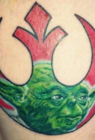 ไหล่สีกบฏโลโก้ Yoda ภาพรอยสักแนวตั้ง