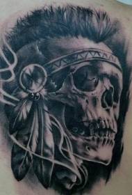 Rücken schwarz grau Stil Indianer Totenkopf und Feder Tattoo Muster