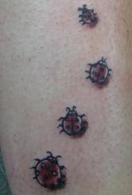 modello di tatuaggio insetto coccinella gamba rossa