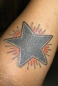 skinnende svart stjerne tatoveringsmønster