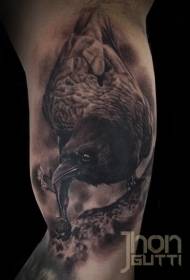 великий чорний попіл реалістичні візерунок татуювання ворона