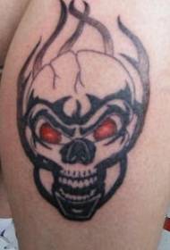Crâne maléfique et motif de tatouage de flamme noire