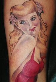 armblond tatoveringsbilde med rød kjole