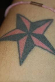 patró de tatuatge d'estrelles de cinc puntes negre i vermell