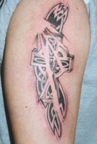 zakrzywiony wzór tatuażu plemiennego krzyża
