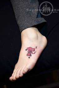 djevojčicin mali mali svježi luk tetovaža