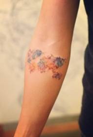 腕に描かれたインク抽象線世界地図タトゥー写真